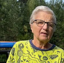 Can I harvest the one to the left? Must yellow squash grow as big as the  green one!