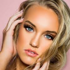 Holly Mcdowell's Instagram, Twitter & Facebook