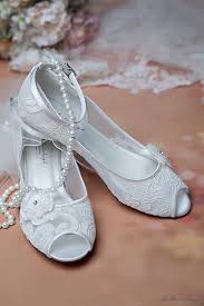 Ma la scarpa in pizzo di alexander mcqueen invece quello in raso beige con applicazione floreale in pizzo avorio, mentre di charlotte olympia la versione con platform da. Scarpe Da Sposa Tacco Basso 3 Cm Ricamate In Pizzo Florealesposatelier