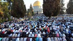 Salat jumat itu wajib bagi setiap muslim dengan berjemaah kecuali empat orang: Solat Jumaat Serta Perkara Sunat Hari Jumaat Dan Syarat Sah Kutbah Jumaat