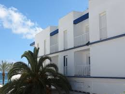 L'appartamento espardell lungomare è composto da camera matrimoniale, camera doppia, soggiorno dotato di 2 divani letto singoli, cucina, bagno, terrazza con vista panoramica sulla spiaggia di es pujols. Formentera Appartamenti Hotel Alloggi Case Vacanze