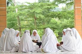 Dalam pepatah arab dikatakan (menuntut) ilmu di masa kecil ibarat memahat di batu. 100 Mutiara Indah Bahasa Arab Mahfudzat