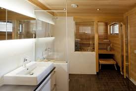 Badezimmer Kleine Sauna Weisse Fliesen Dusche Glas Trennwand Badezimmer Mit Sauna Badezimmer Badezimmer Bauen