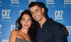 Προτού όμως ξεκινήσει και μιλάει ο κριστιάνο ρονάλντο είδε δύο μπουκάλια coca cola μπροστά του όταν κάθισε για δηλώσεις. Tzortzina O Kosmos Zhleyei Emena Kai Ton Kristiano Ronalnto Greeceladies Blog