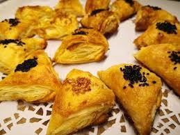 sizlere bugun cok kolayca hazirlayabileceginiz bir borek tarifimiz var peynirle hazirlanan iciyle hazir yufkadan nefis bor yemek tarifleri yemek yemek pornosu