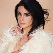 Jennifer Hyatt's Instagram, Twitter & Facebook