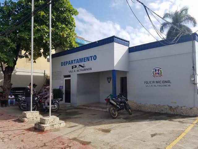 Será que el teléfono de la policía de villa altagracia lo arreglaron,por que aquí estamos feo.