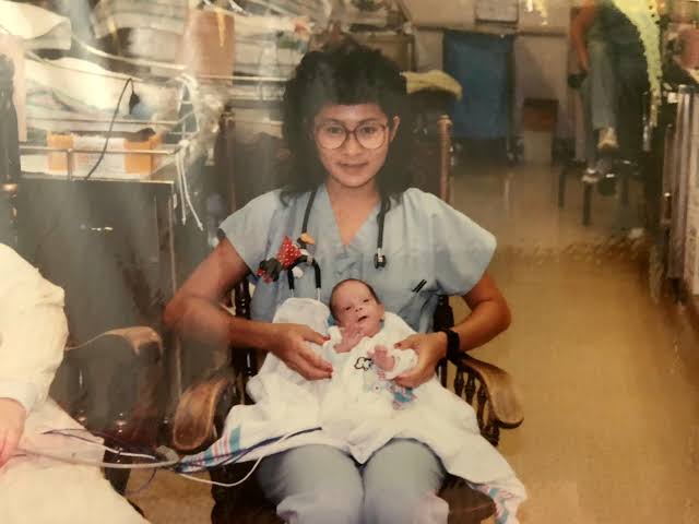 Vilma Wong holding baby Brandon in the Stanford NICU in 1990, do AI tạo