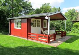 Dieses Schwedenrote Gartenhaus Besticht Durch Seine Grosse Terrasse Mit Vordach Der Ideale Platz Fur Lauschige Stunden Gartenhaus Haus Gartengestaltung