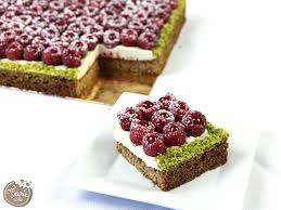 Dans un robot, disposer les pistaches et les biscuits cassés grossièrement. Tarte Framboise Pistache Feerie Cake