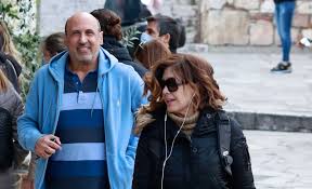 Η κατερίνα διδασκάλου που πρωταγωνιστεί στις άγριες μέλισσες, βρισκόταν σε περιοδεία με την θεατρική παράσταση «η πόρνη από πάνω». H Katerina Didaskaloy Me Tis Formes Ths Se Dialeimma Apo Tis Agries Melisses H Katerina Didaskaloy Pairnei 8esh Kai Apokalyptei Emena O Ti Moy Synebh Exei Taktopoih8ei Poly Kala Katerina Didaskaloy H Elenh Ofeilei Sthn