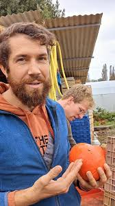 Joyeux Halloween !! Rendez vous aux marchés de St Rambert et de St Cyr ce  weekend comme tous les weekends --> Nos courges potimarron, pomme d'or et  Jack be little seront disponibles pour la cuisine ou ...