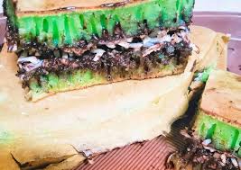 Selain itu ada juga puding hati manusia, es bola mata frankenstein, puding coklat, puding bola mata setan, ice fruit caramel, es pisang, mochi ice cream, salad, nasi hitam, cumi lada hitam, dan juga spaghetti bakar. Cara Mudah Mengolah Martabak Manis Pandan Cokelat Keju Nikmat Lezat