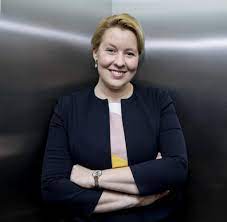 She was the mayor of neukölln in berlin from april 2015 to march 2018. Franziska Giffey Gericht Wirft Ehemann Unerlaubte Nebentatigkeit In 54 Fallen Vor Welt
