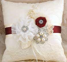 Si más de una vez hemos hablado de la importancia de los detalles para que la boda tenga un toque tierno y especial y se convierta en única, hoy vamos a centrarnos en uno de esos detalles: Hermoso Cojin De Bodas Bridal Pillow Ring Pillow Wedding Ring Pillow Lace