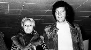 How long were tom jones and melinda trenchard married? Sir Tom Jones S Wife Melinda Rose Woodward Dies Bbc News