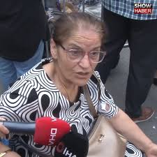 Senin maaşını kim veriyor?” Taksim'de polis ekiplerinin denetime takılan  şahısla imtihanı: "Sadakam olsun" Taksim'de trafik denetiminde 4 bin 64 TL  ceza yiyen adam, polis memuruna hakaret etti. "Abimi alıp geleceğim" diyen  adam,