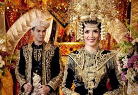 Biola, gambus, akordion, rebana, gong dan gendang. Okezone Week End Atribut Busana Pengantin Khas Minang Yang Terkenal Megah Okezone Lifestyle