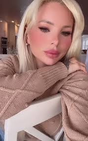 Becky Snow's Instagram, Twitter & Facebook