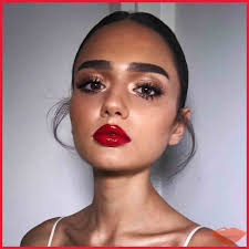 Christmas Holiday Makeup Looks And Tutorials For Every Occasion 2019 Makeup Trends Party Makeup Looks Holiday Makeup Looks Party Makeup