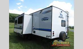 The jayco jay feather travel trailers are lightweight with hard walls and tent beds to fit your family's camping lifestyle. Jayco Jay Feather Review 3 Standout Floorplans