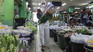 Meskipun tidak wangi, bunga matahari merupakan salah satu produk yang paling laku di pasar bunga rawa belong. Hari Valentine Penjualan Bunga Di Pasar Rawa Belong Menurun Bagian 3