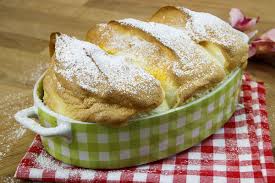 Cake is often served as a celebratory dish on ceremonial occasions, such as weddings, anniversaries, and birthdays. Salzburger Nockerln Eine Gaumenpoesie I Der Varta Fuhrer