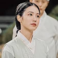 Han Jae-Yi, the daughter of prominent scholar Han Yun and the future Queen  Jeonghui