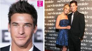 27岁男星玩游戏时突然举枪自杀抢救无效死亡_手机新浪网