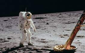 » certaines personnes seront assommées par le souci du détail j'ai même appris des éléments que je ne connaissais pas comme les réplétions (mascons) de la lune. En Video Revivez Les Premiers Pas De L Homme Sur La Lune En 4k