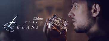 Whisky drinken in de ruimte