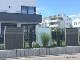 Impressionen Von Exklusiven Sichtschutzelementen In Kombination Von Edelstahl Glas Und Stein Sichtschutzelemente Moderne Gartenentwurfe Gartengestaltung