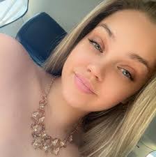 Victoria Liles's Instagram, Twitter & Facebook