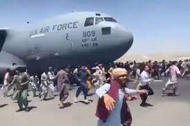 1 day ago · video footage shows hundreds of people running alongside the plane as it taxies along the runway of kabul international airport on monday. Lmse Bxwqltpem