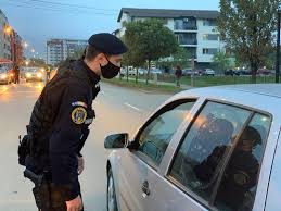 Şi jake johnson) se gândesc serios îmbrăcaţi în uniforme de poliţişti, cei doi amici devin senzaţia cartierului, dar vor ajunge cât ai clipi din ochi să aibă probleme nu doar cu gansteri în toată. Sute De PoliÈiÈti Èi Jandarmi Pe StrÄzi De PaÈtele Catolic In TimiÈ Controale Pe Terase Èi In Magazine Tion