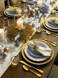 Handwritten place cards, fruit, and flowers finish the look with understated grace. Pin On Xmas Table Decorations