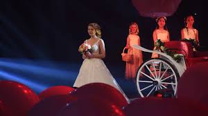 Sehen sie hier, wie toll anna darin frau von farmer gerald „bauer sucht frau: Hochzeit Im Tv In Diesem Kleid Gab Anna Carina Ihr Jawort Promiflash De