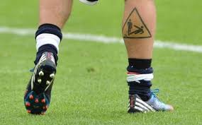Contoh gambar tato henna simple. Daniele De Rossi Bikin Tato Rambu Lalu Lintas Di Kaki Tribunnews Com Mobile