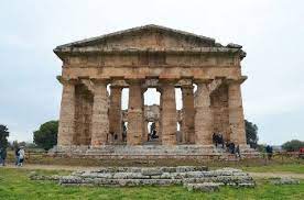 .quella dell'antico palazzo miceneo e accanto c'era il vecchio tempio di atena poliade di pisistrato (distrutto dai persiani), quindi un luogo antico delle celle interne o la presenza di diverse celle come abbiamo visto a corionto e nel tempio di atena poliade; Tempio Greco Cjalzumit