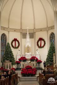 Balance the design with white flowers and delicate fabric for a fresh. Christmas Wedding Church Ceremony Christmas Trees Unique Creative And Fun Photo Church Christmas Decorations Christmas Church Christmas Wedding Decorations