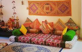 Desain ini bisa menjadi salah satu alternatif yang adapun kunci dari desain bergaya arab ini adalah penggunaan warna yang berani dan kaya. 10 Inspirasi Ruang Keluarga Lesehan Rekomendasi Untuk Rumah Type 36 Atau Rumah Kecil Rumah123 Com
