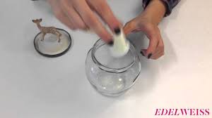 Vos enfants adorent sûrement s'amuser avec et contempler un village enneigé. Tutoriel Boule A Neige Faite Maison Youtube