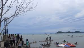 Bagi wisatawan asal kota serang sudah tidak bingung lagi untuk mendatangi lokasi objek wisata pantai sambolo anyer di bandulu. Melepas Lelah Di Pantai Pasir Putih Lampung Travel Tempo Co