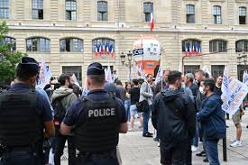 A senator from the green party, esther benbassa, echoed the same concern at tuesday's rally. Paris Pourquoi La Prefecture A Interdit La Manifestation De La Communaute Tchetchene