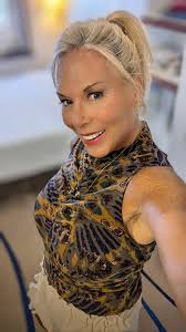 Vote for Dr. Grey in FabOver40 contest