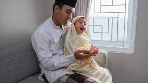 Itulah bacaan doa untuk kedua orang tua dan doa memohon ampunan untuk kedua orang tua, kita sebagai anak juga harus berbakti kepada kedua orang tua kita yang merupakan suatu kewajiban, kita sebagai anak sering kali menyakiti hatinya. Manfaat Mengajari Si Kecil Doa Untuk Kedua Orang Tua