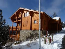 Ce petit chalet de 91 m² habitable, sur terrain arboré de 548 m², est exposé plein sud, aux abords d'un charmant village de montagne proche de. Chalet A Vendre 66