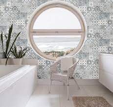 Sehen sie sich die wunderschönen beispiele an, die wir für sie gesammelt haben und holen sie sich inspirationen. Tapeten Im Badezimmer Die Schonsten Ideen Fur Die Wandgestaltung Badratgeber Com