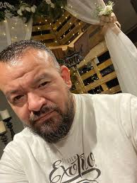 I want to have some fun with photography. If you are single or know anyone  who is single, tag them