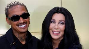 Cher desafía los prejuicios: ¡Amor sin edad y diversión sin límites! - Imagen ilustrativa del artículo